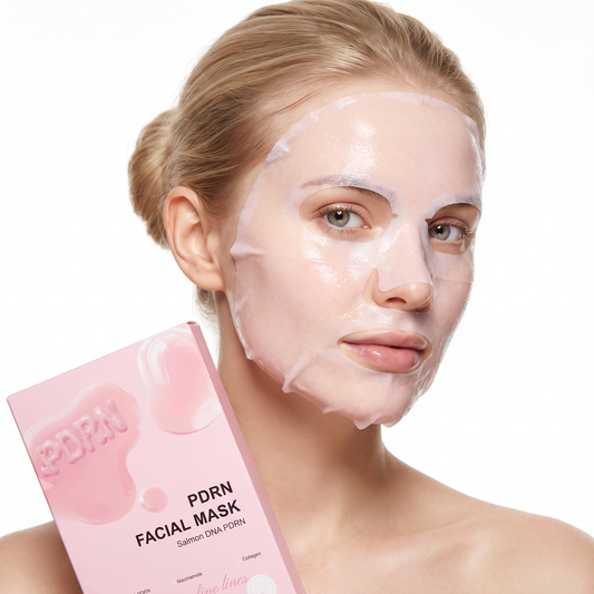 Kvinna med PDRN Facial Mask ansiktsmask på huden, håller förpackningen
